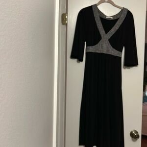 Classic style. Calvin Klein softly gathered bodice. bell sleeves. Back tie.